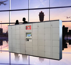 Armario de equipaje de la estación de tren del aeropuerto con la pantalla del pago con tarjeta de crédito y de la publicidad