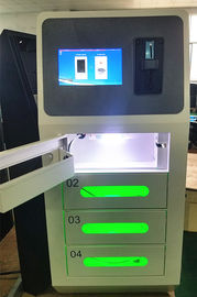 La puerta 4 asegura las estaciones de carga del teléfono celular del armario para el aeropuerto con el aceptador de la moneda y el lector de la tarjeta de crédito