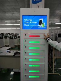 8 armarios liberan las estaciones de carga del teléfono celular que hacen publicidad del quiosco con los otros idiomas UI